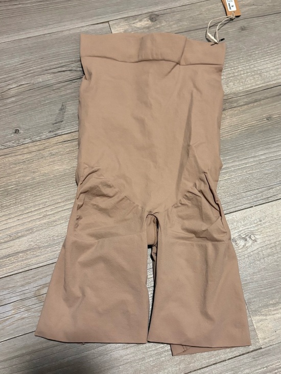 SKIMS Other - SKIMS Kim Kardashian everyday sculpting mid thigh shorts small new with tags